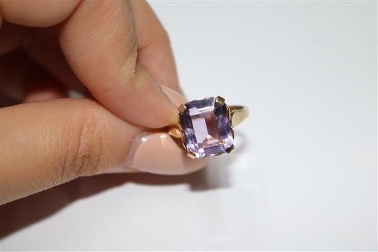 A 9ct gold and amethyst dress ring, size M.